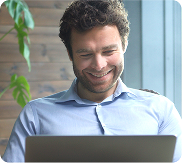 Zdjęcie mężczyzny z laptopem